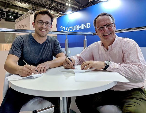 Stefan Ritt und Aleksander Ciszek unterzeichneten den Arbeitsvertrag auf der formnext 2018