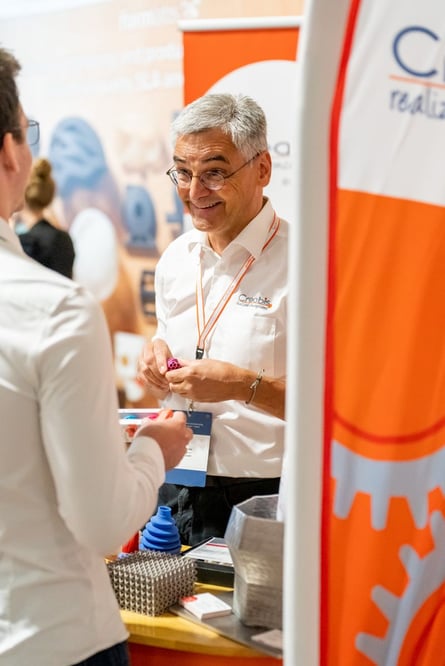 Ralf Deuke of Creabis speaks to a prospect at a tradeshow event